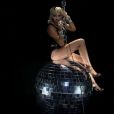Miley Cyrus interprète la chanson "Midnight Sky" sur une boule à facettes géante, rappelant son clip de 2013 "Wrecking Ball", lors des MTV Video Music Awards. Los Angeles, le 30 août 2020.