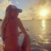 Laeticia Hallyday profite du coucher de soleil de Saint-Barth' et prend la pose en bikini, fin août 2020.