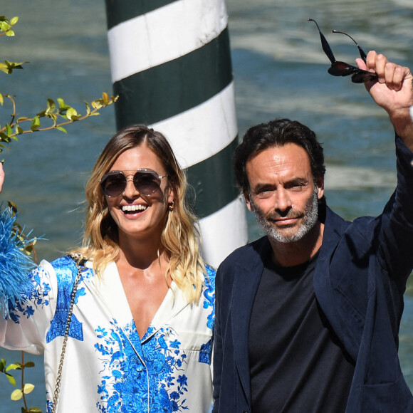 Anthony Delon et sa compagne Sveva Alvit arrivent à l'hôtel Excelsior lors de la 77ème édition du festival international du film de Venise (Mostra) le 2 septembre 2020.