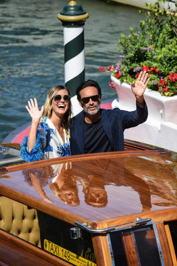 Anthony Delon et sa compagne Sveva Alvit arrivent à l'hôtel Excelsior lors de la 77ème édition du festival international du film de Venise (Mostra) le 2 septembre 2020.