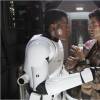 John Boyega joue un stormtrooper déserteur face à Oscar Isaac dans Star Wars - Le Réveil de la Force.