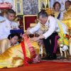 Le roi Rama X (Maha Vajiralongkorn) accompagné de sa femme la reine Suthida lors de son couronnement à Bangkok en Thaïlande. Les cérémonies et les festivités du week-end, qui ont coûté 31,4 millions de dollars, ont débuté samedi, lorsque le roi a placé la Grande couronne de victoire de 16 livres sur sa tête et a déclaré qu'il régnerait avec justice, le 6 mai 2019.