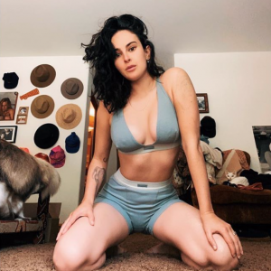 Rumer Willis se photographe en soutien-gorge et boxer Skims, la marque de sous-vêtements de Kim Kardashian. Mai 2020.