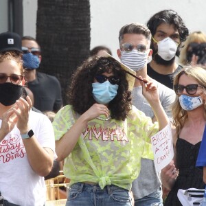 Exclusif - Rumer Willis se rend à la manifestation Juneteenth qui fait suite au mouvement Black Lives Matter à Los Angeles, le 19 juin 2020. Elle porte un masque pour se protéger de l'épidémie de Coronavirus (Covid-19).