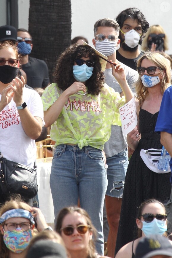 Exclusif - Rumer Willis se rend à la manifestation Juneteenth qui fait suite au mouvement Black Lives Matter à Los Angeles, le 19 juin 2020. Elle porte un masque pour se protéger de l'épidémie de Coronavirus (Covid-19).