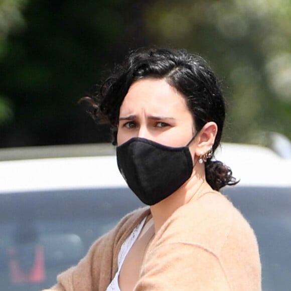 Exclusif - Rumer Willis se rend dans un salon d'esthétique à Los Angeles avec un masque de protection contre le coronavirus (Covid-19) le 2 juin 2020.