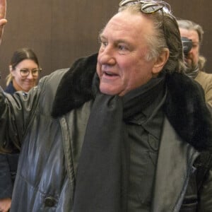 Gérard Depardieu qui est également citoyen russe depuis 2013 vote à l'occasion des élections présidentielle russe à l'ambassade de Russie à Paris le 18 mars 2018.  