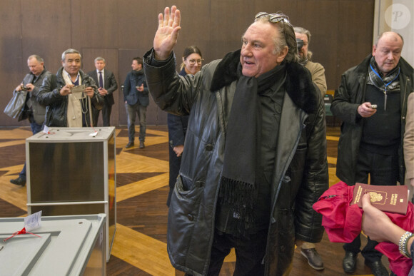 Gérard Depardieu qui est également citoyen russe depuis 2013 vote à l'occasion des élections présidentielle russe à l'ambassade de Russie à Paris le 18 mars 2018.  