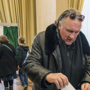 Gérard Depardieu qui est également citoyen russe depuis 2013 vote à l'occasion des élections présidentielle russe à l'ambassade de Russie à Paris le 18 mars 2018.  