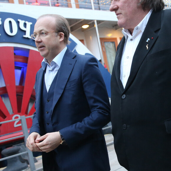 L'acteur français Gérard Depardieu déguste des vins dans le restaurant "Lastochka" à Moscou en Russie le 1er avril 2016. 