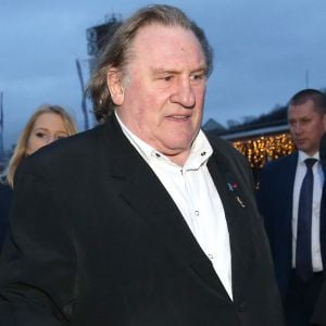 L'acteur français Gérard Depardieu déguste des vins dans le restaurant "Lastochka" à Moscou en Russie.