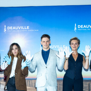 Jonas Ben Ahmed, Vincent Dedienne, Marie-Castille Mention-Schaar (réalisatrice), Noémie Merlant, Alysson Paradis, Gabriel Almaer, Anne Loiret et Christian Sonderegger (portent des gants de protection contre le Coronavirus (Covid-19)) - Photocall du film "A Good Man" lors du 46ème Festival du Cinéma Américain de Deauville, le 6 septembre 2020. © Oliver Borde / Bestimage