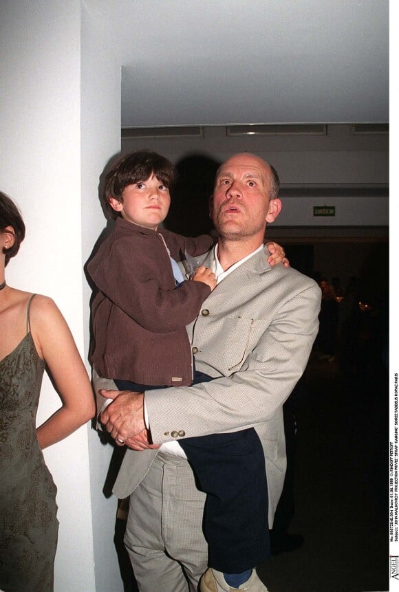 John Malkovich et son fils Loewy à Paris en 1999.