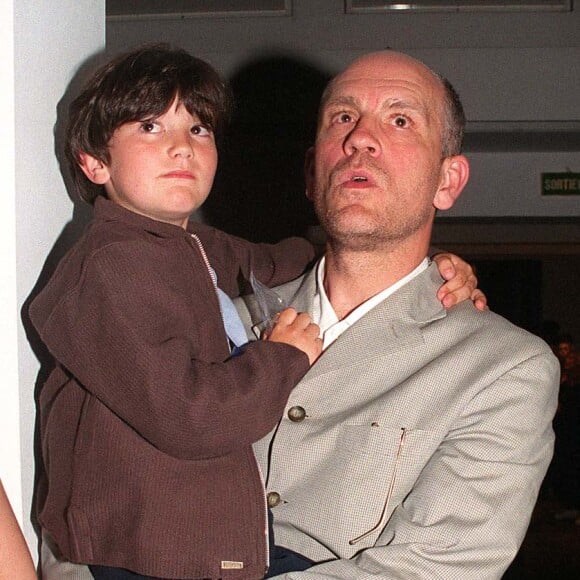 John Malkovich et son fils Loewy à Paris en 1999.