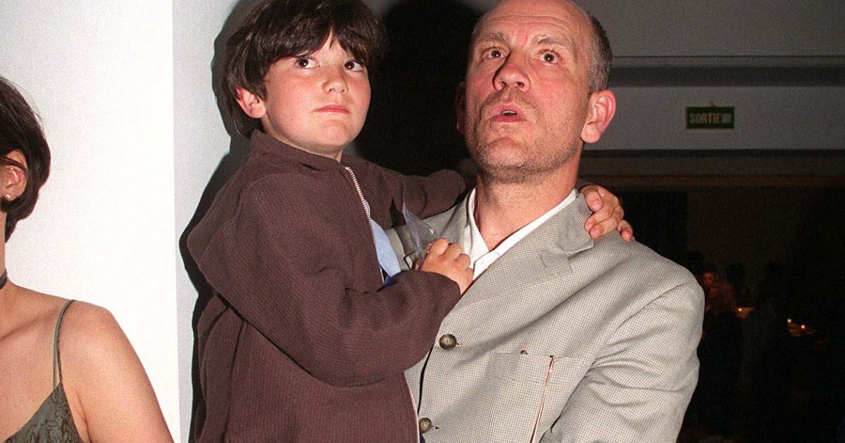 John Malkovich et son fils Loewy à Paris en 1999. - Purepeople