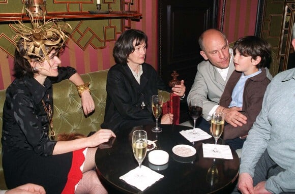 John Malkovich, sa compagne Nicoletta et leur fils Loewy à Paris en 1999.