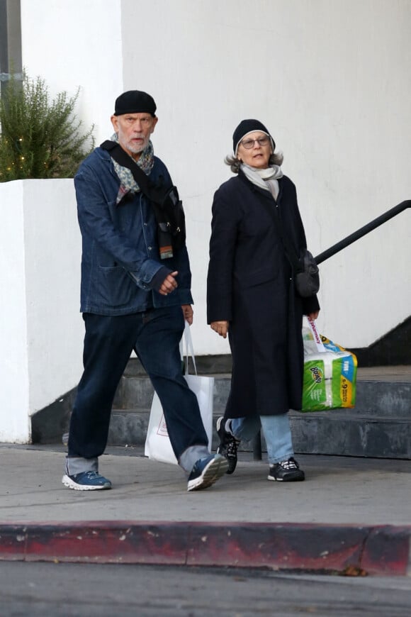 Exclusif - John Malkovich et sa compagne Nicoletta Peyran sont allés faire des courses à West Hollywood, le 27 novembre 2019.