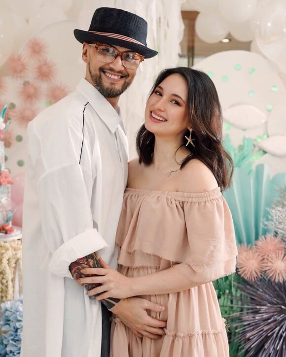 Billy Crawford pose avec sa femme Coleen Garcia, enceinte, sur Instagram.