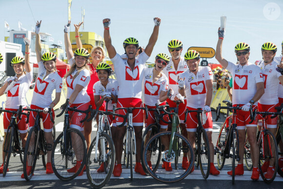 Exclusif - L'équipe Mécénat Chirurgie Cardiaque sur la Ligne d'arrivée : Inès Vandamme, Automne Pavia, Héloïse Martin, Katrina Patchett, Clémence Botino (Miss France 2020), Laurent Maistret, Candice Pascal, Philippe Lelièvre, Henri Sannier, Claude Dartois - Arrivée 10ème étape du Tour de France 2020 - Ile de Ré © Christophe Clovis/Bestimage