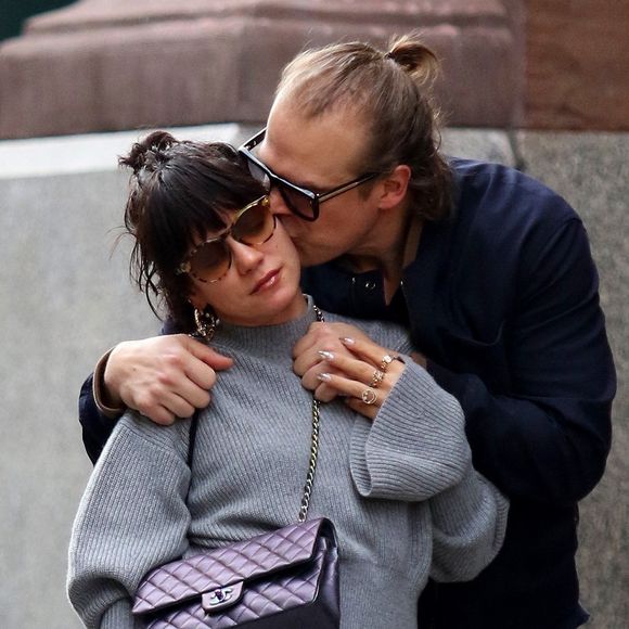 Info - Lily Allen et David Harbour ont acheté une licence à Las Vegas pour ce marier dans l'année - Lily Allen et David Harbour officialisent leur relation amoureuse en échangeant un baiser dans les rues de New York, le 13 octobre 2019.