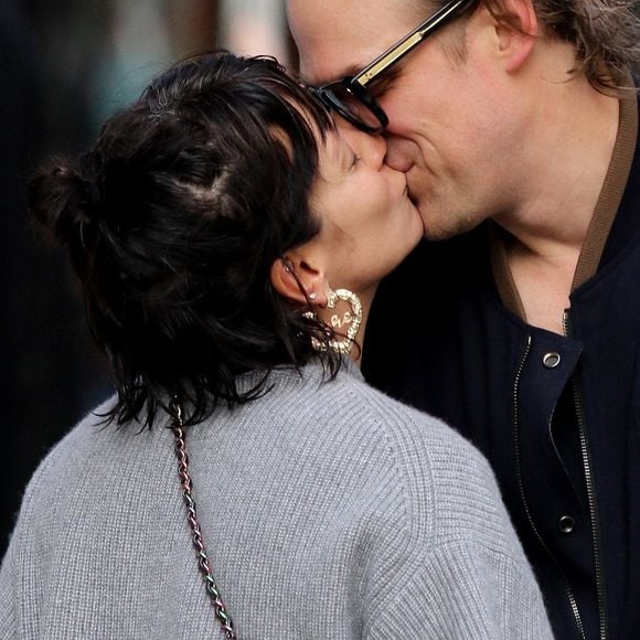 Info - Lily Allen et David Harbour ont acheté une licence à Las Vegas pour ce marier dans l'année - Lily Allen et David Harbour officialisent leur relation amoureuse en échangeant un baiser dans les rues de New York, le 13 octobre 2019. Ils sont allés bruncher au "Cafe Gitane" puis ont fait du shopping et ont terminé leur après-midi dans une bijouterie dans le quartier de Chinatown, Manhattan, New York.