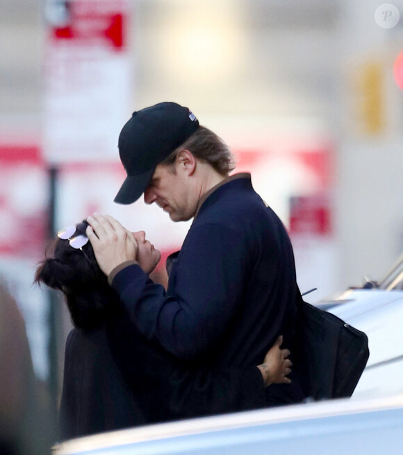 Info - Lily Allen et David Harbour ont acheté une licence à Las Vegas pour ce marier dans l'année - Exclusif - Lily Allen se blottit tendrement dans les bras de son compagnon David Harbour dans la rue à New York le 14 octobre 2019.