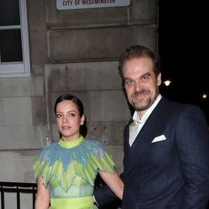 Info - Lily Allen et David Harbour ont acheté une licence à Las Vegas pour ce marier dans l'année - Lily Allen et son compagnon David Harbour - Charles Finch & CHANEL Pre-BAFTA Party à Londres le 1er février 2020.