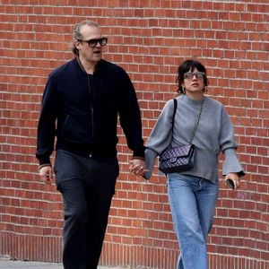 Info - Lily Allen et David Harbour ont acheté une licence à Las Vegas pour ce marier dans l'année - Lily Allen et David Harbour officialisent leur relation amoureuse en échangeant un baiser dans les rues de New York, le 13 octobre 2019. Ils sont allés bruncher au "Cafe Gitane" puis ont fait du shopping et ont terminé leur après-midi dans une bijouterie dans le quartier de Chinatown, Manhattan, New York.