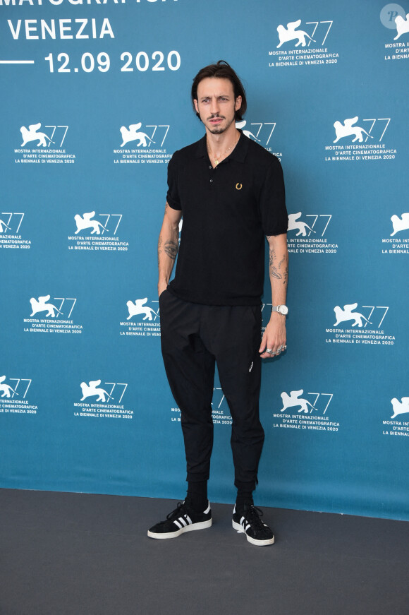 Roméo Elvis - Photocall du film "Mandibules" lors de la 77e édition du Festival international du film de Venise, la Mostra. Le 5 septembre 2020.