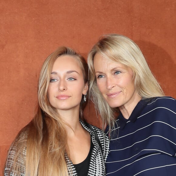 Emma Hallyday et sa mère Estelle Lefébure - Les célébrités au village des Internationaux de Tennis de Roland Garros à Paris, France, le 6 juin 2018. © Cyril Moreau/Bestimage 