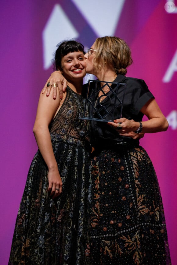 Noée Abita et Charlène Favier (Prix d'Ornano-Valenti pour le film "Slalom") lors de la cérémonie de clôture du 46e Festival du Cinéma Américain de Deauville, le 12 septembre 2020. © Olivier Borde/Bestimage