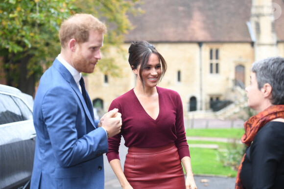 Le prince Harry, duc de Sussex, et Meghan Markle, duchesse de Sussex, arrivent pour une réunion sur l'égalité des genres avec les membres du Queen's Commonwealth Trust (dont elle est vice-présidente) et du sommet One Young World au château de Windsor, le 25 octobre 2019.