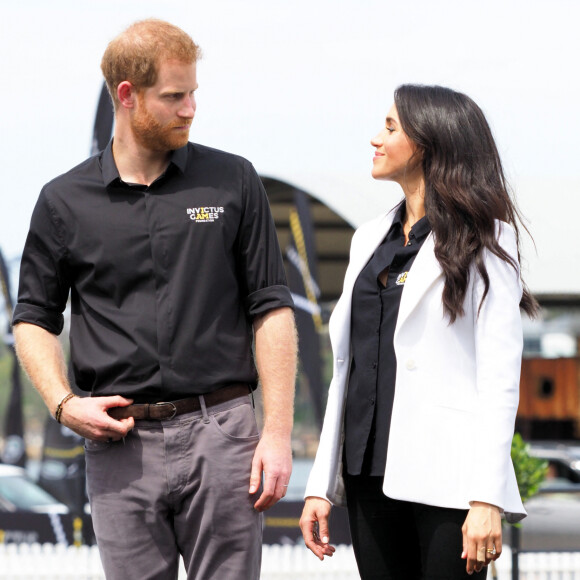Le prince Harry, duc de Sussex, et Meghan Markle, duchesse de Sussex, enceinte, assistent au "Jaguar Land Rover Driving Challenge" en ouverture des "Invictus Games 2018" sur Cockatoo Island. Sydney, le 20 octobre 2018.
