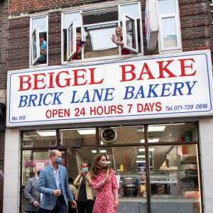 Le prince William, duc de Cambridge, et Kate Middleton, duchesse de Cambridge, font des bagels lors de leur visite à la boulangerie "Beigel Bake Brick Lane" à Londres, le 15 septembre 2020, pendant l'épidémie de coronavirus (Covid-19).