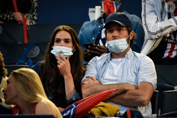 Vianney et sa compagne Catherine Robert - People et supporters au Parc des Princes pour assister à la finale de la ligue des Champions UEFA 2020 sur écran géant à Paris, le 23 août 2020. Le Bayern de Munich remporte la finale de la ligue des Champions UEFA 2020 à Lisbonne en gagnant 1-0 face au PSG (Paris Saint-Germain). © Federico Pestellini / Panoramic / Bestimage