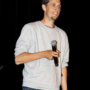 Exclusif - Grand Corps Malade (Fabien Marsaud) (parrain des Trophées Slam) - 2ème édition des "Trophées Slam à l'école" à l'initiative de la Fondation Culture & Diversité au théâtre du Petit Saint-Martin à Paris, le 3 juin 2019. Les Trophées Slam à l'école ont été créés à l'initiative de M. Zurg et Yopo de la Ligue Slam de France, de l'artiste G. C. Malade et de la Fondation Culture & Diversité, dans la continuité du programme d'éducation artistique et culturelle " Slam à l'école ". Cette action soutenue par le ministère de l'Éducation Nationale a été portée tout au long de l'année par des associations et slameurs du réseau national de la Ligue Slam de France réalisant des ateliers de pratiques artistiques dans 28 collèges. Les slameurs Aux Pieds des Lettres à Marseille, Cie de l'Uppercut à Plouagat, La Déclam à Romily-sur- Seine, La Meute Slam37 à Loches et à Luynes, La Prose des Sables à Bourg-les-Valence et à Valence, Le Panorama à Champagne-sur-Seine, Les Ateliers Slam.com à Reims, Les Lapins à plumes à Nantes, Nen à Saint-Denis, Sancho à Saint- Étienne de Tinée, Slam Connexion à Fougère et à Landivy et Yas à Buc participent à ces trophées nationaux. Le slam est une pratique artistique à la croisée de l'écriture poétique et de l'oralité qui place les élèves dans la posture de l'auteur et de l'interprète. Elle développe la confiance et l'estime de soi, notamment par la capacité à s'exprimer publiquement devant un auditoire. La pratique du slam développe également des compétences d'expression écrite et orale et favorise une meilleure maîtrise de la langue française. Un peu plus de 800 élèves ont suivi des ateliers de slam dans leur collège avec un artiste professionnel pour l'année scolaire 2018/2019. 66 jeunes ont été choisis pour représenter leurs établissements scolaires lors de la restitution parisienne en passages individuels et collectifs. Les jeunes ont présenté les textes écrits cette année en classe avec l'appui de leurs professeurs et des artistes slameurs en tentant de les faire vivre avec le plus de sincérité, d'émotion et de passion devant le public. Après une sélection devant un jury composé de spectateurs et de partenaires, une quinzaine d'élèves vainqueurs des Trophées Slam à l'école se sont produits sur la scène du Petit Saint-Martin, le lundi 3 juin à 20h30, en présence de G. C. Malade et de M. Smith, poète américain et fondateur du mouvement slam. © Pierre Perusseau/Bestimage 