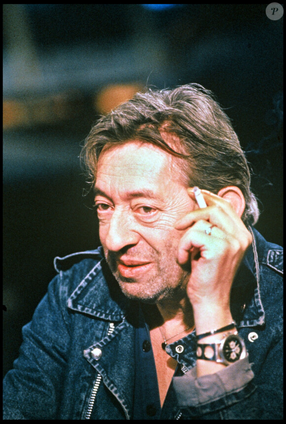 Serge Gainsbourg sur un plateau télé en 1990.