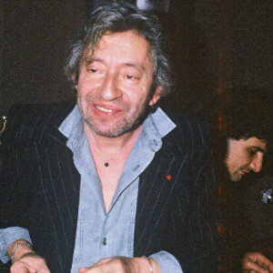 Serge Gainsbourg dans un studio d'enregistrement en 1986.