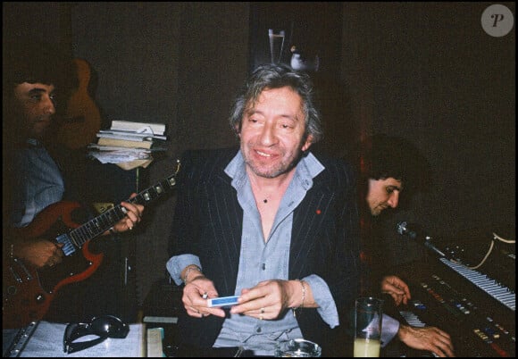 Serge Gainsbourg dans un studio d'enregistrement en 1986.