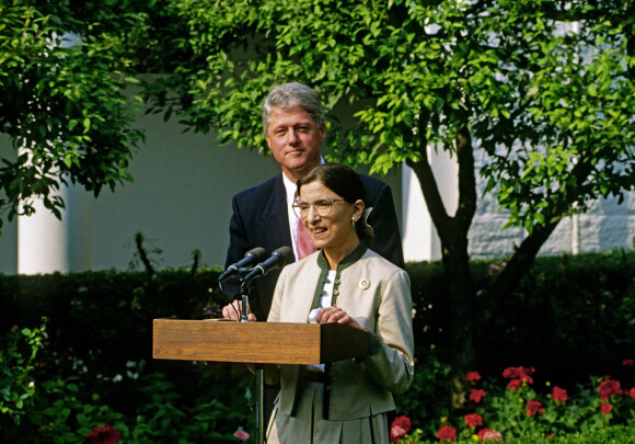Info du 18 septembre 2020 - Ruth Bader Ginsburg, la doyenne de la Cour suprême est décédée le 18 septembre, à l'âge de 87 aux Etats-Unis. Son décès électrise la campagne présidentielle, l'enjeu de son remplacement se trouve désormais au coeur du débat entre Donald Trump et Joe Biden.