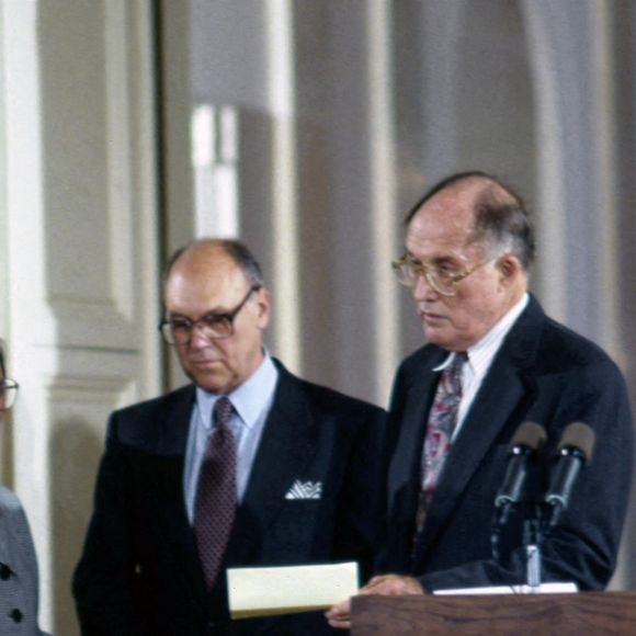 Ruth Bader Ginsburg, la doyenne de la Cour suprême est décédée le 18 septembre, à l'âge de 87 aux Etats-Unis. Son décès électrise la campagne présidentielle, l'enjeu de son remplacement se trouve désormais au coeur du débat entre Donald Trump et Joe Biden.
