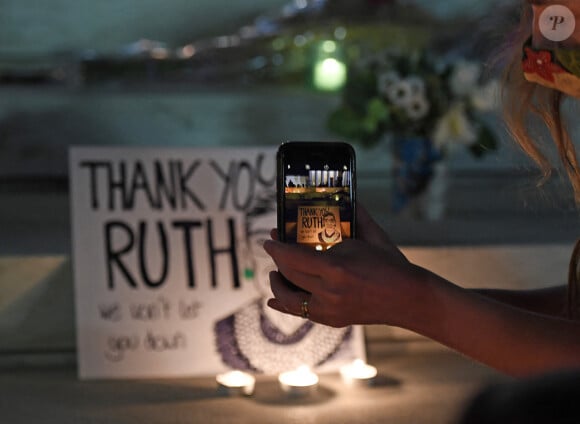 Les hommages se multiplient pour honorer la mémoire de la juge Ruth Bader Ginsburg, la doyenne de la Cour suprême des Etats-Unis à Washington le 19 septembre 2020. © Essdras M. Suarez/ZUMA Wire / Bestimage  September 19, 2036, Dc, DC, US: Washington, DC- 09/18/20 As a steady stream of hundreds of people at a time came to the US Supreme Court building in DC to pay their respects after the passing of USSCJ judge Ruth Bader Ginsburg was announced. An unidentified takes a photo of a home-made sign saying Ã'We wonÃ&x2022;t let you down.Ã&x201c; Ginsburg was known as a feminist icon, and to have transformed the roles of men and women in society. 