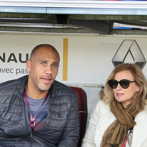 Valérie Trierweiler, en tant que journaliste en reportage pour un magazine, et son compagnon l'ancien rugbyman et présentateur TV Romain Magellan, sur place lui pour présenter et animer "Le match des Légendes" durant lequel de grands noms du football et du rugby se sont affrontés pour une mi-temps de foot et une autre de rugby au profit de l'association "Un sourire, un espoir pour la vie" au stade Chaban Delmas, à Bordeaux, France, le 27 Mai 2019. © Patrick Bernard/Bestimage 