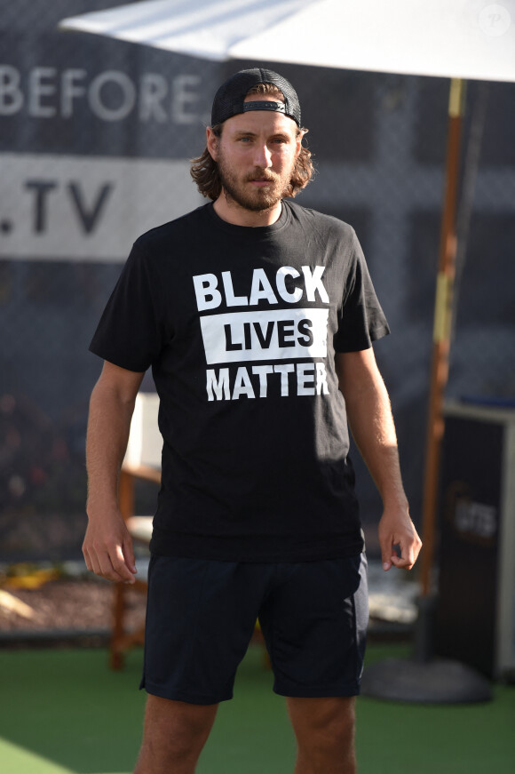 Porte un t-shirt Black Lives Matter - Lucas Pouille - Tournoi de tennis Ultimate Tennis Showdown (UTS) de P. Mouratoglou à Sophia Antipolis le 14 juin 2020. © Lionel Urman / Bestimage 