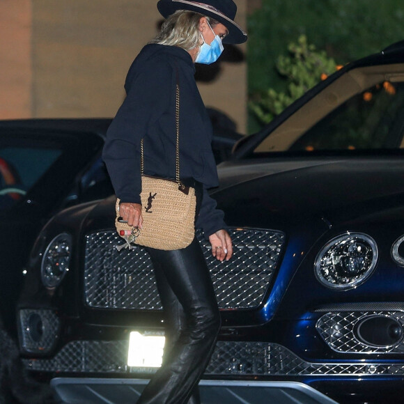 Exclusif - Laeticia Hallyday, super lookée à la sortie d'un dîner au restaurant Nobu à Malibu le 17 septembre 2020.