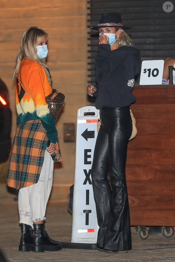 Exclusif - Laeticia Hallyday, super lookée à la sortie d'un dîner au restaurant Nobu à Malibu le 17 septembre 2020.