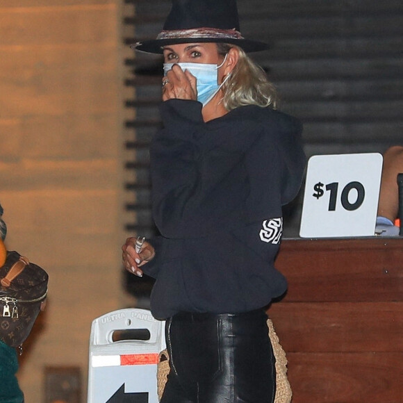 Exclusif - Laeticia Hallyday, super lookée à la sortie d'un dîner au restaurant Nobu à Malibu le 17 septembre 2020.