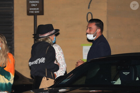 Exclusif  - Laeticia Hallyday, super lookée, discute avec un agent de sécurité à la sortie d'un dîner au restaurant Nobu à Malibu le 17 septembre 2020.