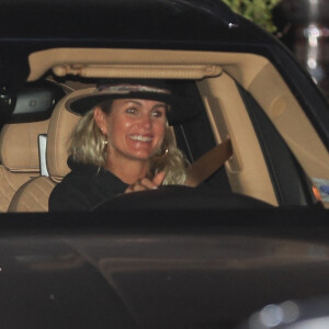 Exclusif - Laeticia Hallyday, super lookée à la sortie d'un dîner au restaurant Nobu à Malibu le 17 septembre 2020. Elle repart au volant de sa Bentley.