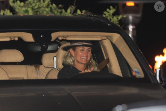 Exclusif - Laeticia Hallyday, super lookée à la sortie d'un dîner au restaurant Nobu à Malibu le 17 septembre 2020. Elle repart au volant de sa Bentley.